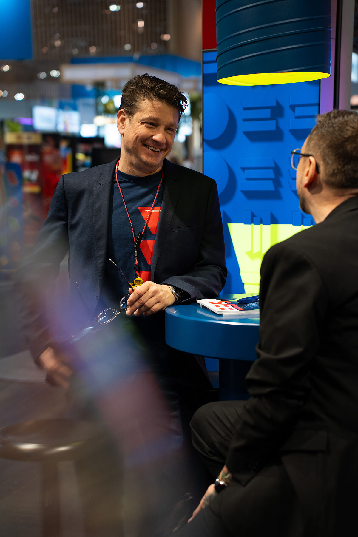 TREVISION‑Geschäftsführer Jürgen Marzi präsentiert auf der EuroShop 2026 das Kreislaufsystem ONE TWO MORROW® – entwickelt, um gedruckte Werbematerialien in einen Materialkreislauf zu überführen.