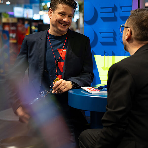 TREVISION‑Geschäftsführer Jürgen Marzi präsentiert auf der EuroShop 2026 das Kreislaufsystem ONE TWO MORROW® – entwickelt, um gedruckte Werbematerialien in einen Materialkreislauf zu überführen.