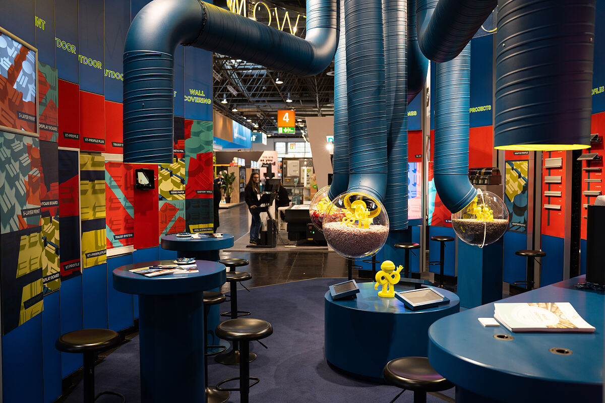 Der TREVISION‑Messestand als begehbares System: Produktionsschritte, Materialkreisläufe und Rückführungsprozesse wurden für Besucher:innen transparent erlebbar gemacht.