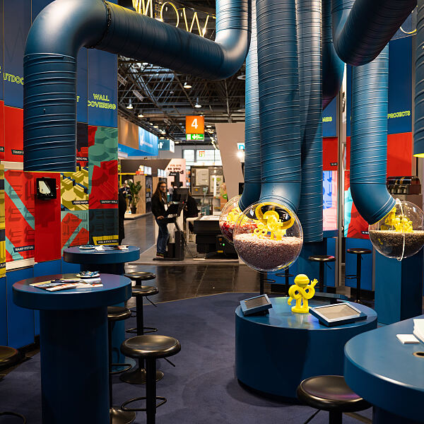 Der TREVISION‑Messestand als begehbares System: Produktionsschritte, Materialkreisläufe und Rückführungsprozesse wurden für Besucher:innen transparent erlebbar gemacht.