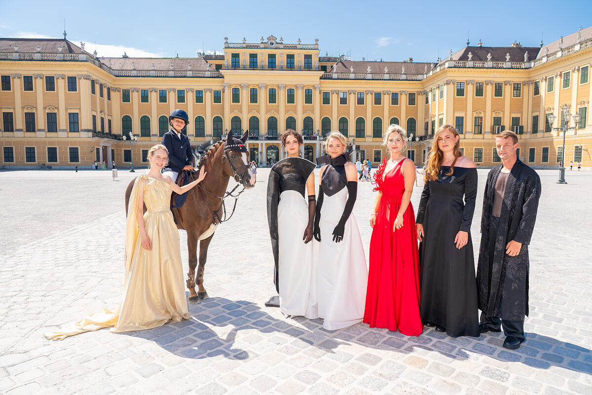 Reiter:innen als Models vor Schloss Schönbrunn