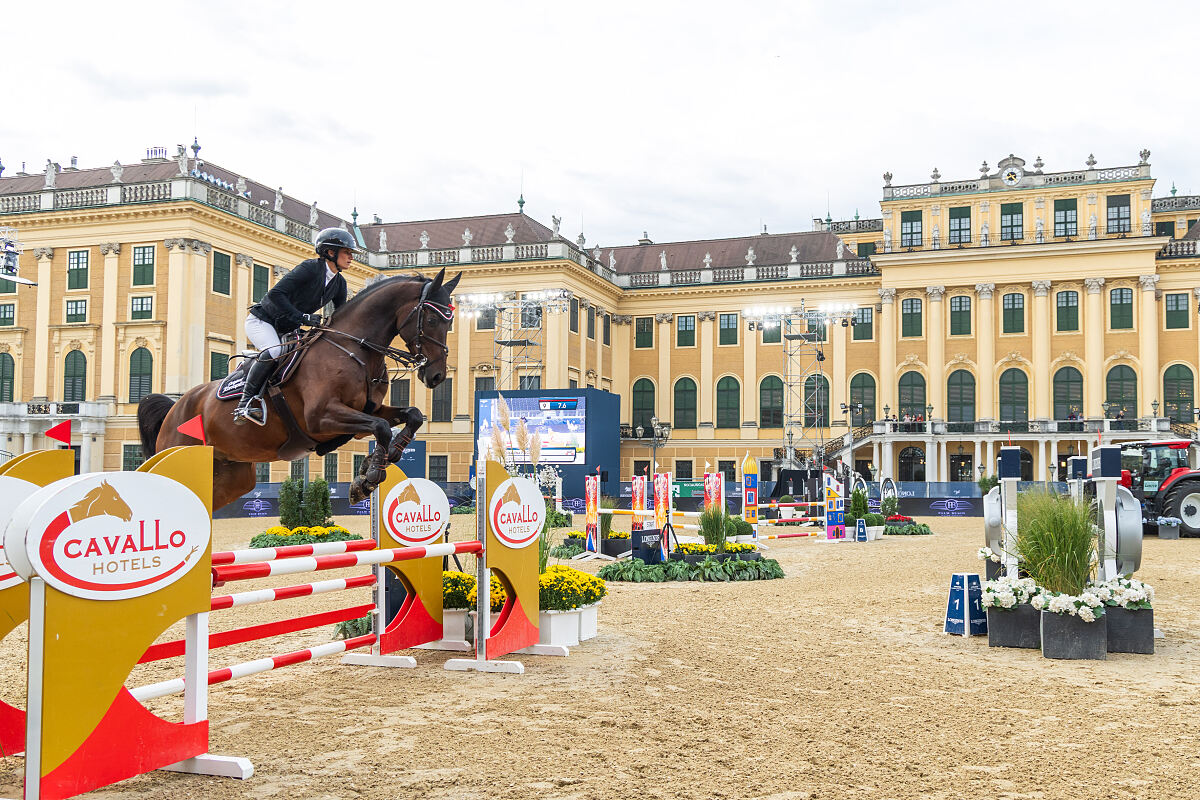 Springen vor Schloss Schönbrunn